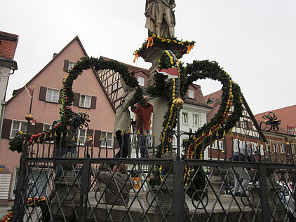 Schmücken des Schönen Brunnens für Ostern