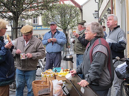 Pause beim Schmücken des Brunnens für Ostern