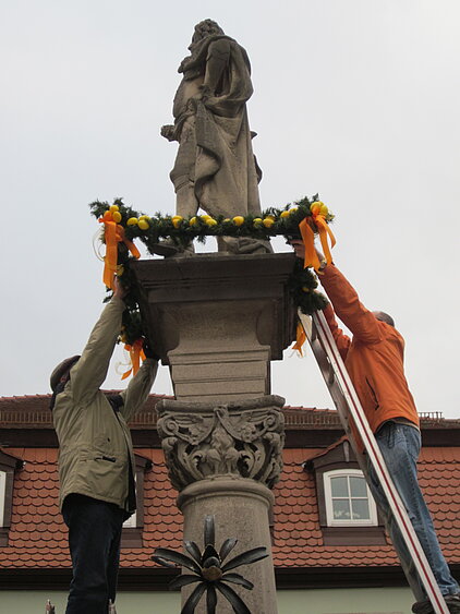 Schmücken des Schönen Brunnens für Ostern