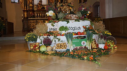 Erntedankschmuck in der Stadtkirche St. Kilian