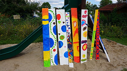 Ferienprogramm, bemalte Bretter